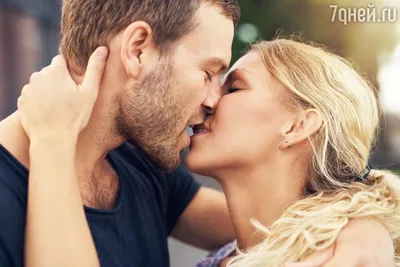 молодая женщина целует своего парня Фото Фон И картинка для бесплатной  загрузки - Pngtree