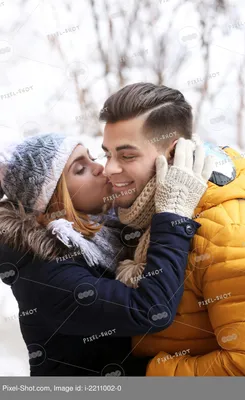 Красивейшая девушка целует ее парня Стоковое Изображение - изображение  насчитывающей поцелуй, печать: 28564771