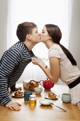 Создать мем \"девушка целует парня, девушка, влюбленные пары\" - Картинки -  Meme-arsenal.com