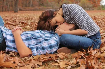Обои девушка целует парня, зима, картинки на рабочий стол