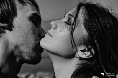 Свидание в Zoom, девушка целует парня с ноутбука - Ozero - российский  фотосток