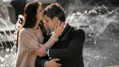 романтический парень и девушка целуются Стоковое Фото - изображение  насчитывающей сторона, зима: 222920512