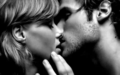 Женщина целует парня за столом изображение_Фото номер 501519876_JPG Формат  изображения_ru.lovepik.com