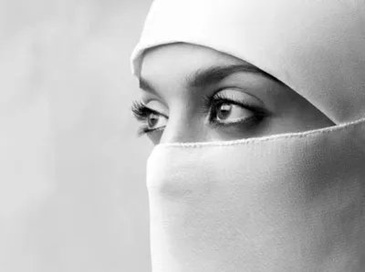 красивая молодая арабская девушка в хиджабе и наушниках Стоковое Фото -  изображение насчитывающей персона, исламско: 222688344