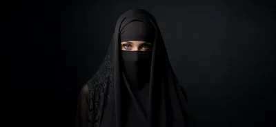 Черная мусульманская девушка в хиджабе, страдающих от боли в животе  Стоковое Изображение - изображение насчитывающей болезнь, апбитража:  170106467