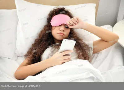 сексуальная девушка в постели с телефоном Стоковое Изображение -  изображение насчитывающей положительно, удерживание: 258504107