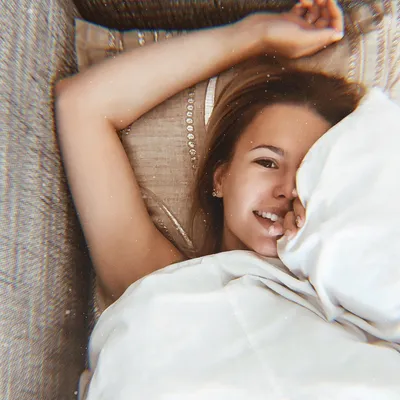 Красивая девушка в постели Stock Photo | Adobe Stock