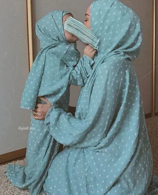 Девушки В Хиджабе🧕🏻 on Instagram: “Самое дорогое ожерелье на шее женщины  — это руки обнима… | Mother daughter outfits, Hijab designs, Muslim fashion  hijab outfits