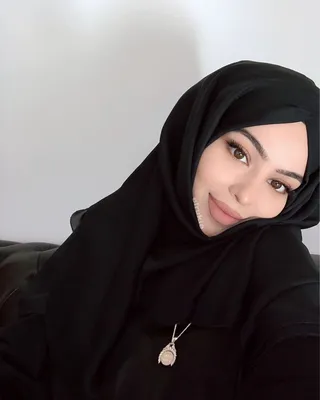Иллюстрация девушки в хиджабе улыбающейся показывая рукой знак шепота PNG ,  девушка клипарт, хиджаб, хиджаб девушка PNG картинки и пнг PSD рисунок для  бесплатной загрузки