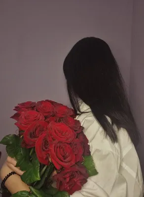 Девушка с цветами. | Красная роза, Розовые приглашения, Цветок