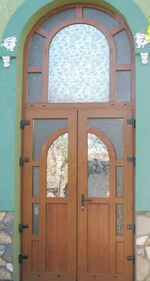 Входная дверь с окном: назначение и конструктивные особенности