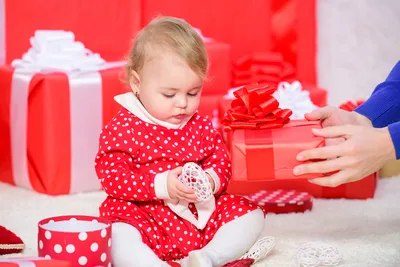 Что подарить ребенку на 1 год: список оригинальных идей для подарков и  советы по выбору