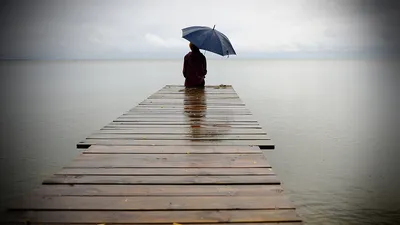 Силуэты Одиноких Мужчин Сидящих Одиноко На Пляже — стоковые фотографии и  другие картинки Мужчины - Мужчины, Отчаяние, Силуэт - iStock