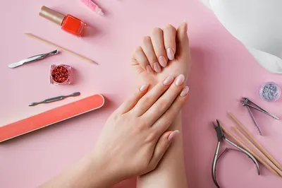 Процедура ухода за ногтями в салоне красоты женские руки и инструменты для  маникюра на розовом фоне concept spa bodycare | Премиум Фото