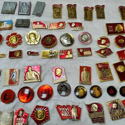 Оформление коллекции значков в багет в Москве по доступным ценам | Багетная  мастерская Панорама
