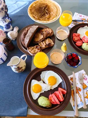 Открытка с добрым утром с вкусным завтраком — скачать бесплатно