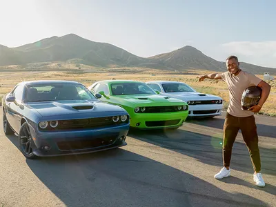 Обои на рабочий стол Dodge Challenger SRT, в черном цвете, стоит посреди  дороги, обои для рабочего стола, скачать обои, обои бесплатно