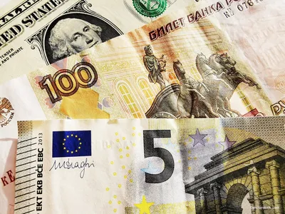 Доллар на Мосбирже упал ниже 90 рублей впервые с 27 июля