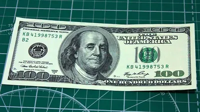 Денежные доллары на столе стоковое фото. изображение насчитывающей  облечение - 156314792