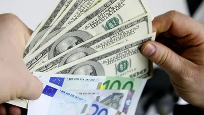 Доллар и евро обновили максимумы с мая. Что будет с курсом до конца года  20.12.2022 | Банки.ру