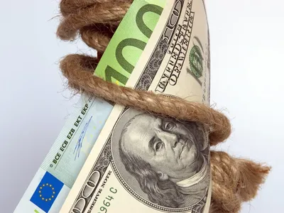 Доллар дороже евро впервые за 20 лет: почему это произошло и что это значит  | Forbes.ru