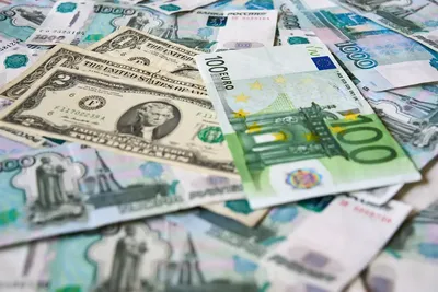 обмен валюты. многие доллары и банкноты евро падают на серый фон Стоковое  Изображение - изображение насчитывающей собрание, покупка: 273843395
