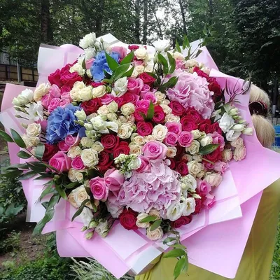 Кустовые розы с гортензией от 51 шт. за 18 090 руб. | Бесплатная доставка  цветов по Москве
