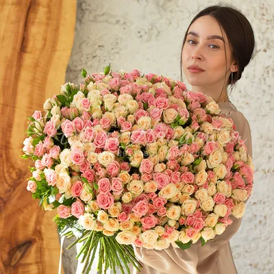 Купить Букет от 10 разноцветных роз Кения с доставкой в Омске - магазин  цветов Трава