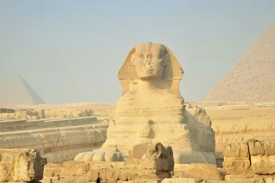 нижний вид пирамиды хафре. достопримечательности египта. исторические  здания Стоковое Фото - изображение насчитывающей ведущего, пустыня:  220790356