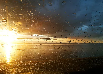 Идите дождь через солнце на озере, дожде лета и солнце Стоковое Фото -  изображение насчитывающей лучи, зеленый: 124512620