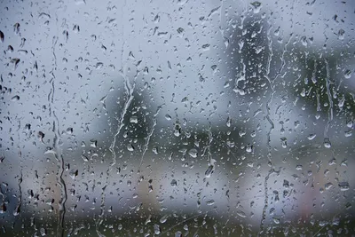 Капли Дождя На Оконном Стекле Здания На Заднем Плане — стоковые фотографии  и другие картинки Дождь - iStock