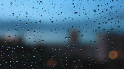 Капли дождя на оконном стекле город и движение | Премиум Фото