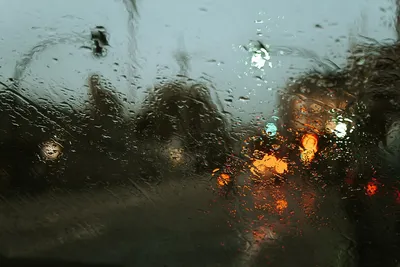 Капли Дождя На Автомобильном Стекле Мокрый Асфальт Дождь На Стекле Драйв На  Шоссе Под Проливным Дождем — стоковые фотографии и другие картинки  Абстрактный - iStock