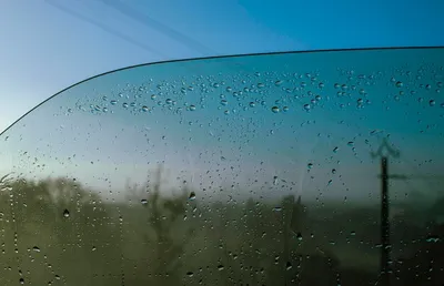 дождевая вода капает на стекло внутри автомобиля, красивые капли воды на  стекле капли дождя на лобовом стекле автомобиля, Hd фотография фото, вода  фон картинки и Фото для бесплатной загрузки