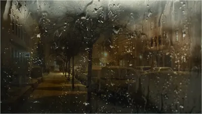 За окном идет сильный дождь, дождевые капли на окне Стоковое Фото -  изображение насчитывающей удар, потек: 169155150