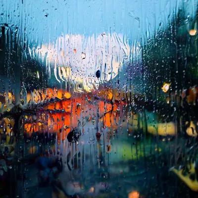 Дождь за окном на фоне заката. капли дождя на стекле во время дождя. закат за  окном во время дождя. яркая текстура капель воды | Премиум Фото