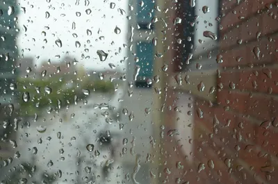 Обои дождь капли, стекло, окно, боке, непогода за окном на рабочий стол