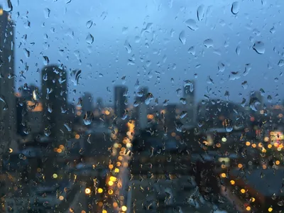 Скачать обои дождь, окно, капли дождя, свет в окне на рабочий стол из  раздела картинок Необычные