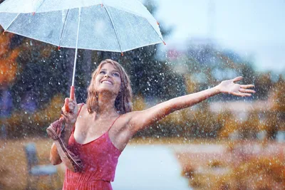 Прозрачный Зонтик Под Дождем На Фоне Брызг Воды Концепция Дождливой Погоды  — стоковые фотографии и другие картинки Дождь - iStock