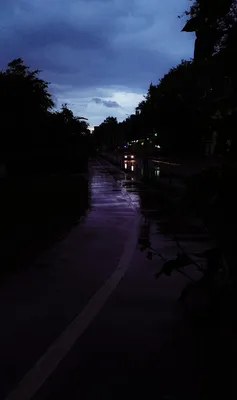 дождливый осенний вечер в городе : на дождливый вечер машина с горящими  яркими фарами покидает вход Стоковое Фото - изображение насчитывающей ноча,  вода: 259763870