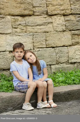 Маленькие дружелюбные дети на улице :: Стоковая фотография :: Pixel-Shot  Studio