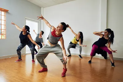 Вид задние детей, практикуя Hip движения хип-хопа в танцевальной студии  Стоковое Изображение - изображение насчитывающей движение, дилетанты:  210057359