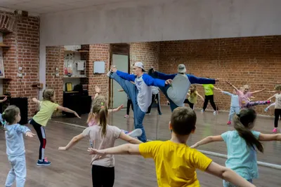 Дети учебный Hip движения хип-хопа в танц-классе Стоковое Фото -  изображение насчитывающей хореография, хлопать: 195868474