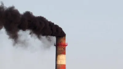 В Красноярске заметили черный дым из трубы ТЭЦ