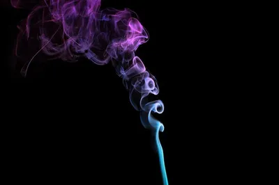 Разноцветный дым для релаксации ароматерапии на черном фоне красивые  закрученные клубы дыма | Премиум Фото