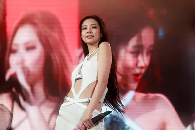 Blackpink star Jennie exits concert early due to 'deteriorating condition'  onstage | The Independent
