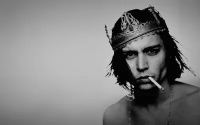 Обои на рабочий стол Актер Джонни Депп / Johnny Depp с короной на голове и  сигаретой в зубах, обои для рабочего стола, скачать обои, обои бесплатно