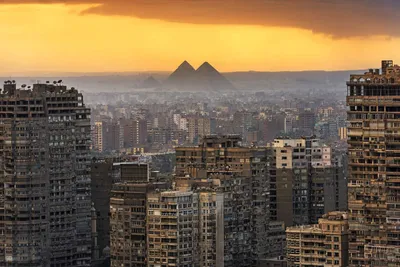 Обои на рабочий стол Великий сфинкс на фоне ясного небо и пирамиды, Каир,  Египет, обои для рабочего стола, скачать обои, обои бесплатно