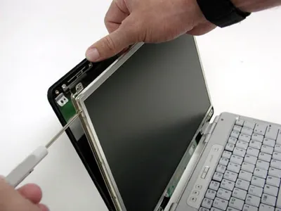 Как безопасно чистить экран ноутбука от пыли и грязи | РБК Украина