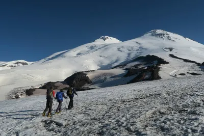 Высокая гора Эльбрус, красивый вид на снежные вершины, горная панорама,  достопримечательности и горы Северного Кавказа, автотуризм, горная дорога  Stock Photo | Adobe Stock